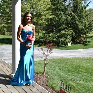 SHERRI HILL SIZE 0 prom dress there is a bustle in the back and only worn once